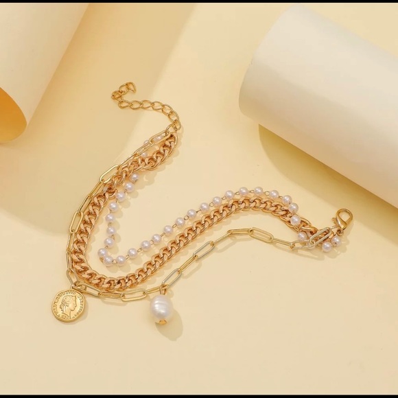 Gold Bracelet with pendant - Picture 2 of 5